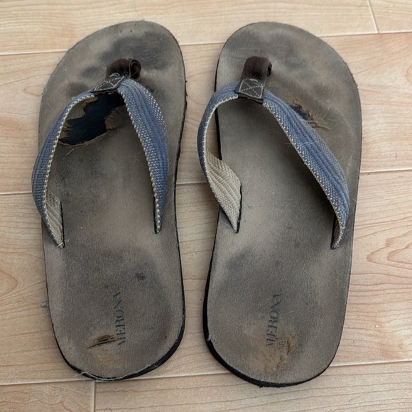 Abercrombie & Fitch Sandals - lightly worn - 2 other pairs of sandals thrown in - Picture 10 of 13
